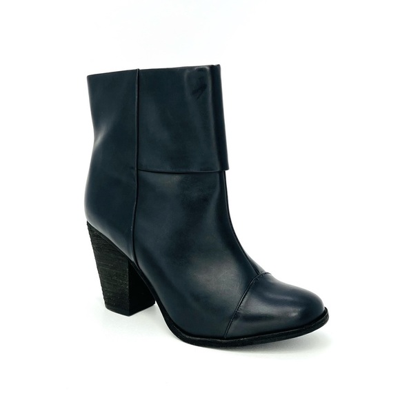 L.L. Bean Boots Black Leather Ankle Booties Signature Heeled Womens Size 7.5 EUC - Picture 1 of 12